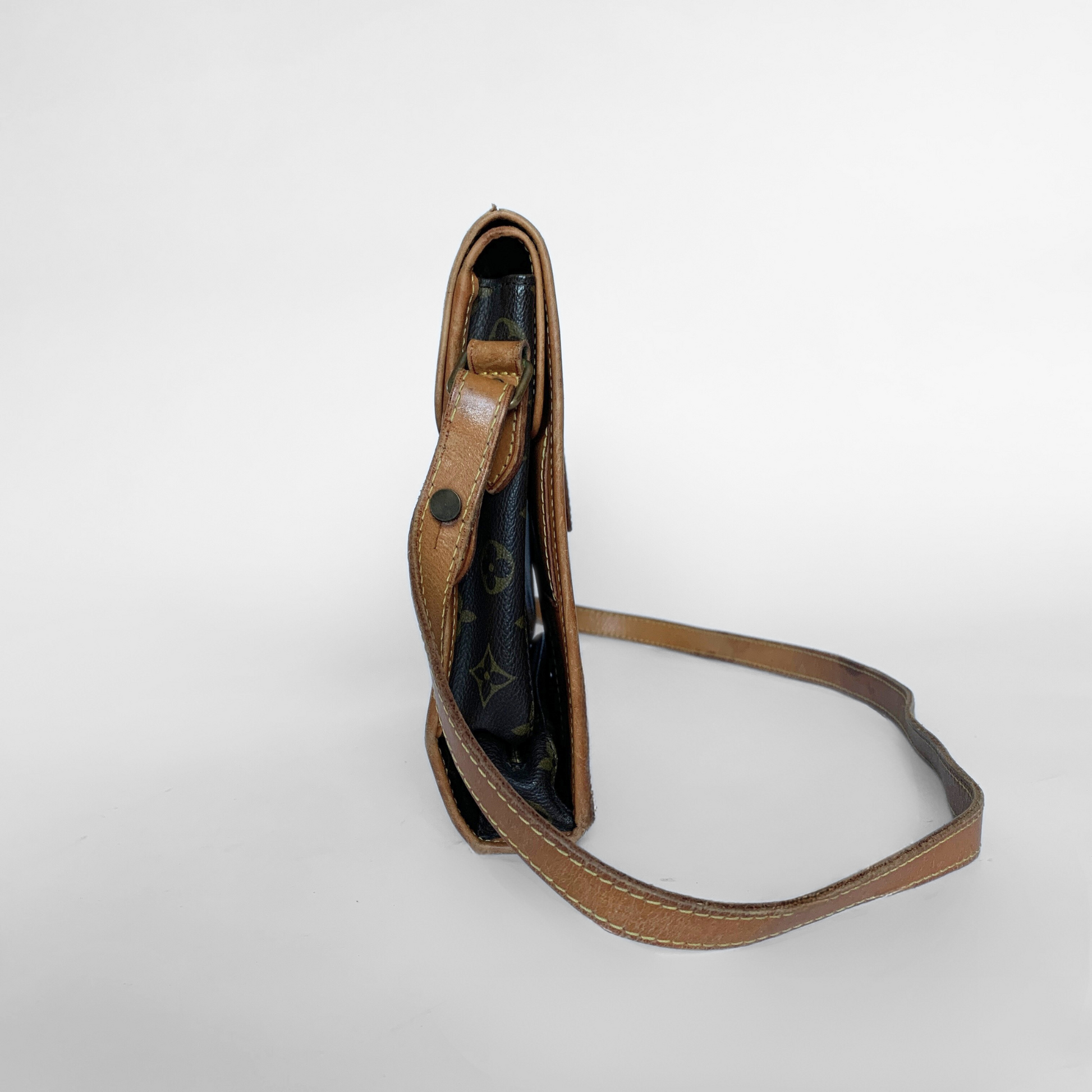 Louis Vuitton Louis Vuitton Vintage Saumur Monogram Canvas - Crossbody bags - Etoile Luxury Vintage