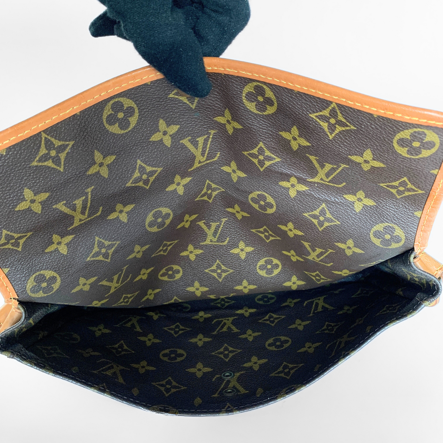Louis Vuitton Louis Vuitton Vintage Saumur Monogram Canvas - Crossbody bags - Etoile Luxury Vintage