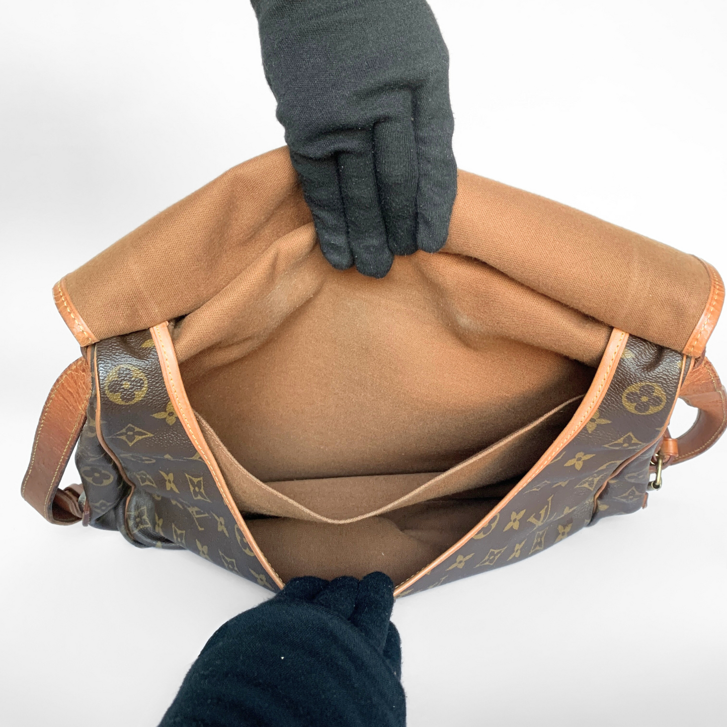 Louis Vuitton Louis Vuitton Saumur 35 Monogram Canvas - Crossbody bags - Etoile Luxury Vintage