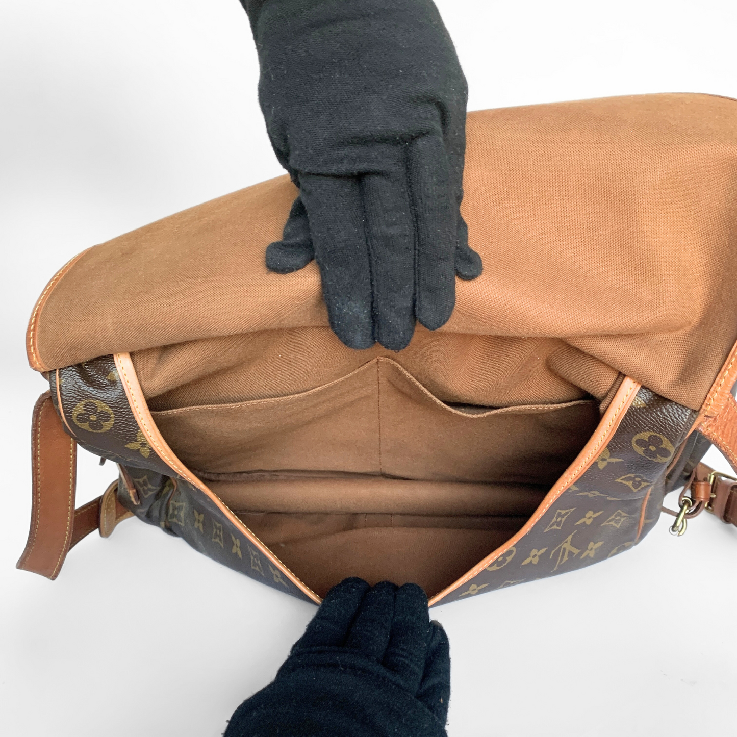 Louis Vuitton Louis Vuitton Saumur 35 Monogram Canvas - Crossbody bags - Etoile Luxury Vintage