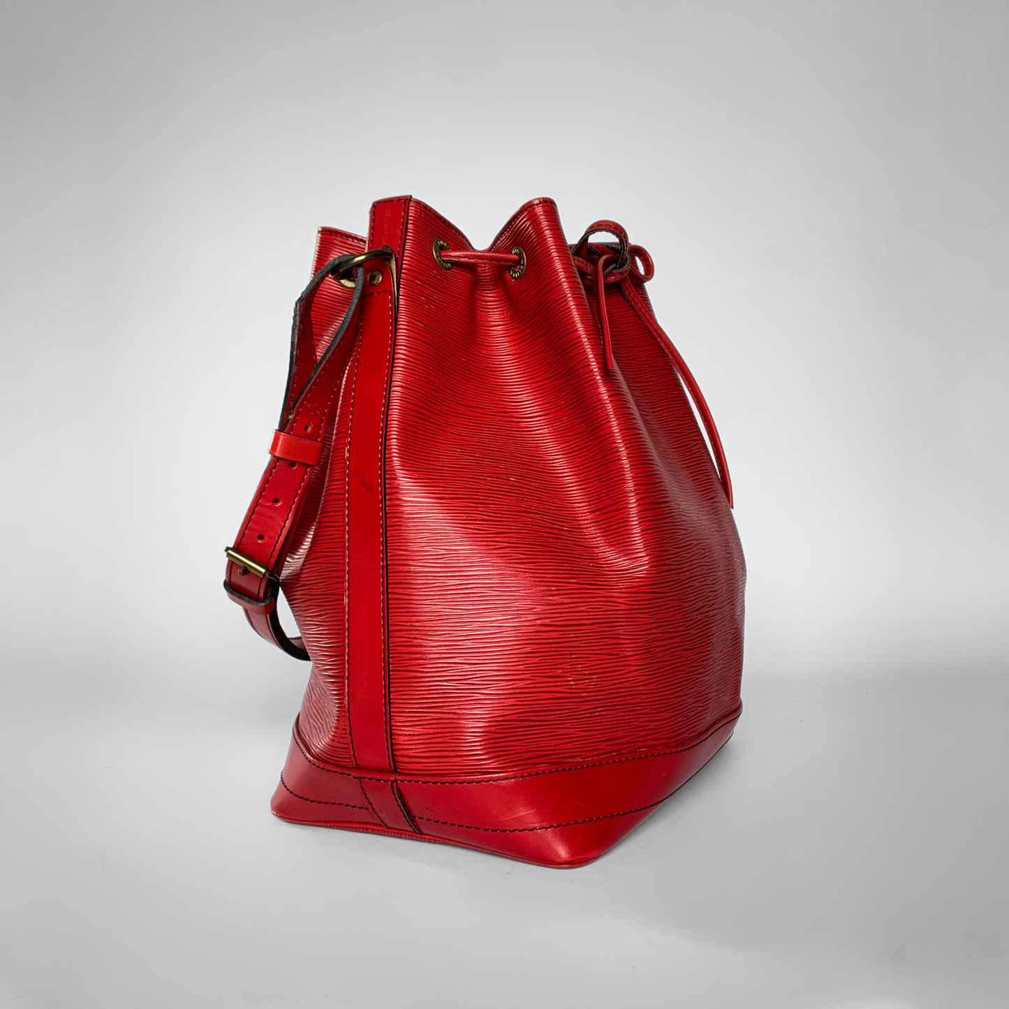 Louis Vuitton Louis Vuitton Noé Epi Leather - Shoulder bags - Etoile Luxury Vintage