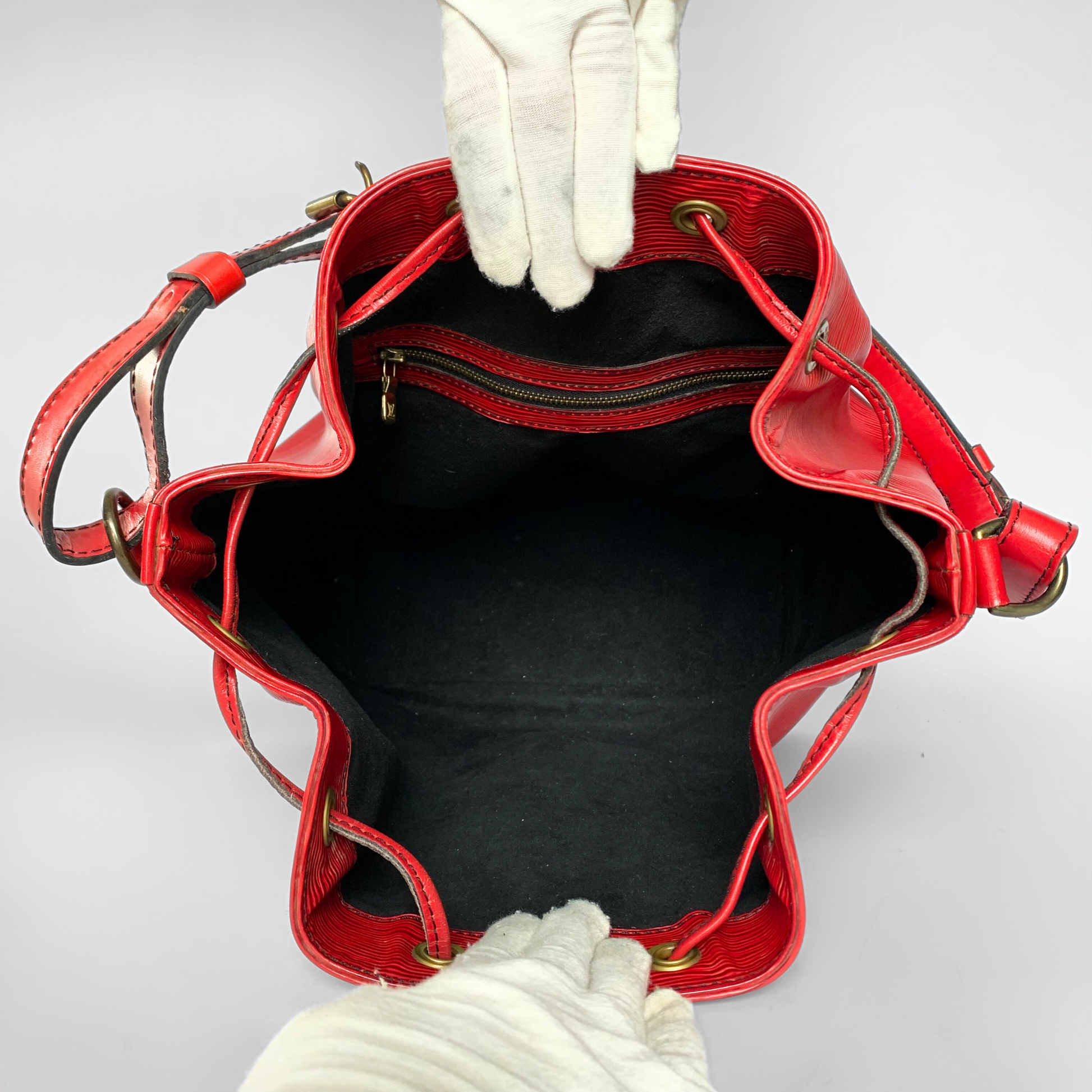 Louis Vuitton Louis Vuitton Noé Epi Leather - Shoulder bags - Etoile Luxury Vintage