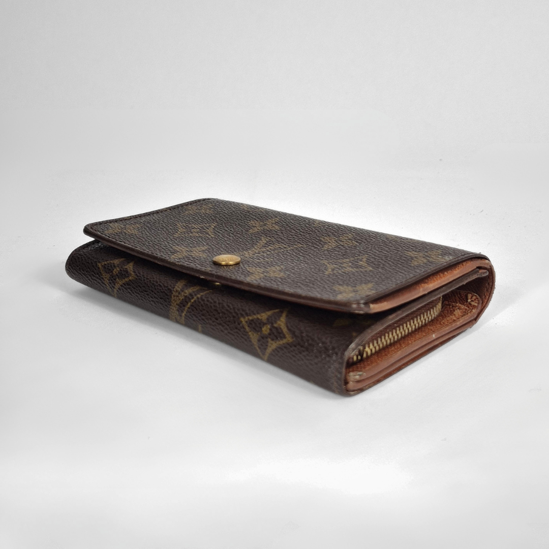Louis Vuitton wallet with monogram lateral view