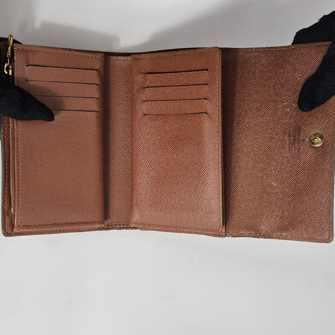 Louis Vuitton Wallet International Medium inside view