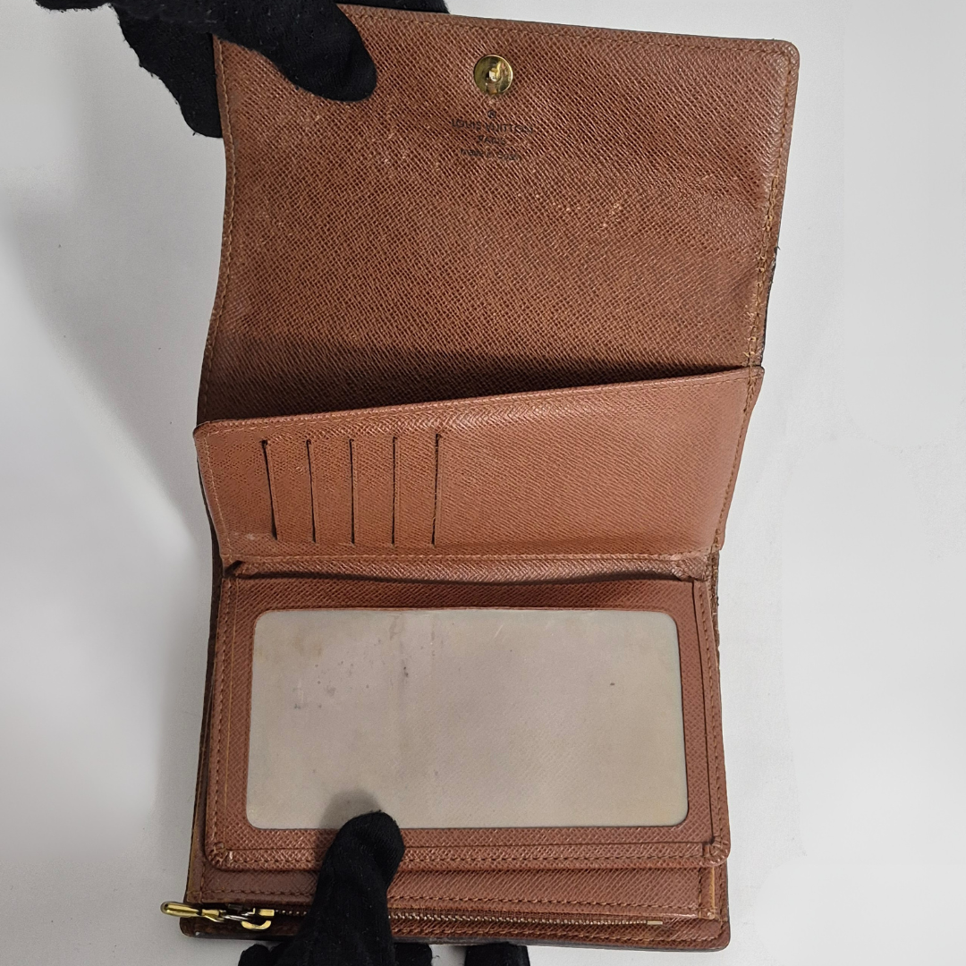 Louis Vuitton Wallet International Medium inside view