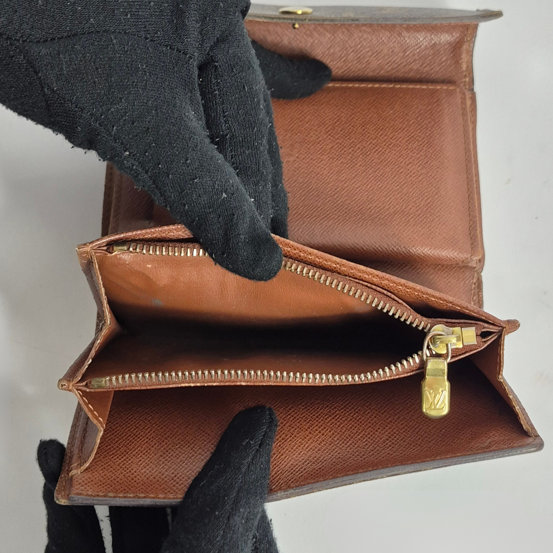Louis Vuitton Wallet International Medium inside view