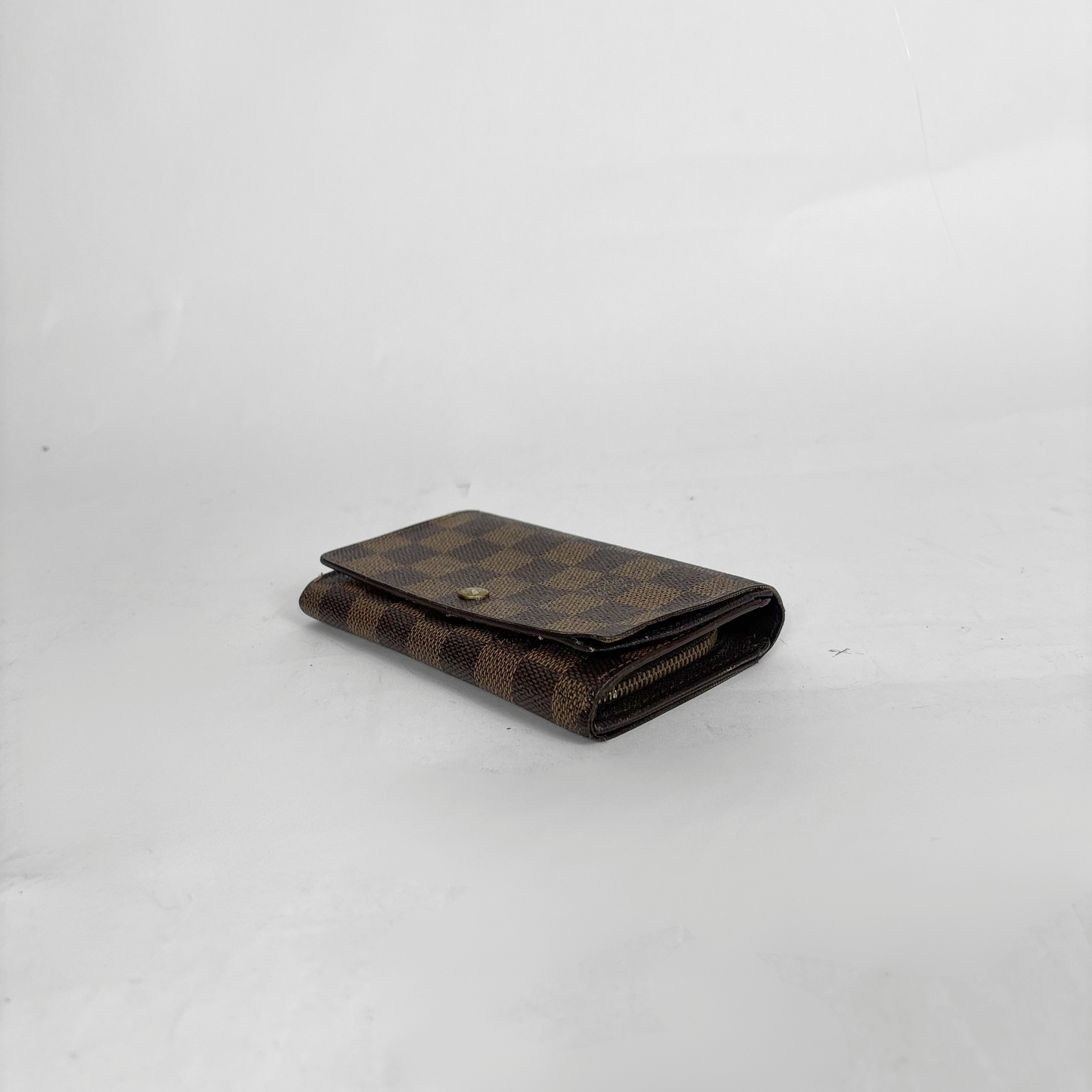 Louis vuitton wallet in brown Damier Ebene checkered canvas with a snap-button closure.