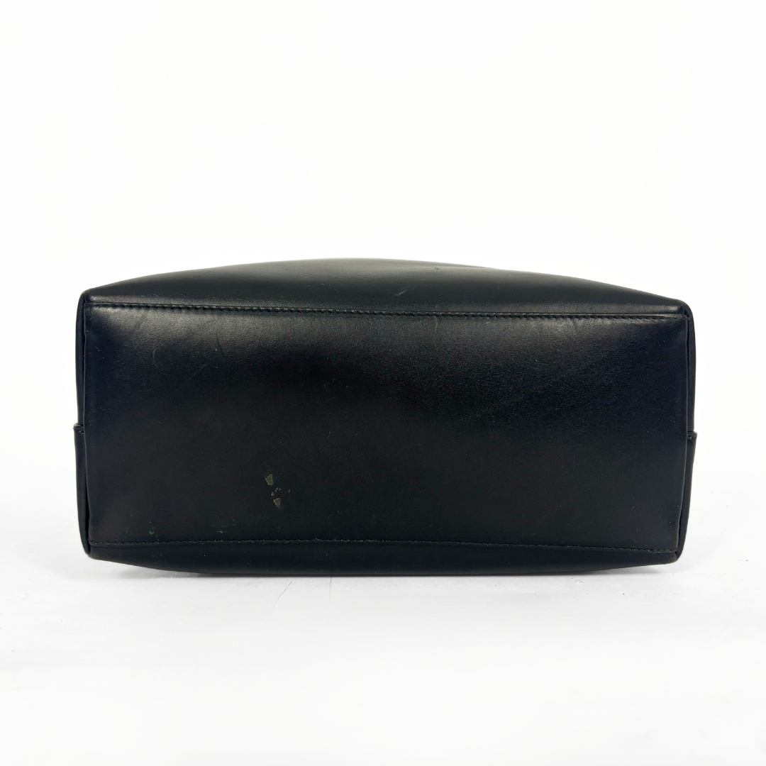Gucci vintage black leather hobo hag with a dark wood bamboo top handle and gold-tone hardware.