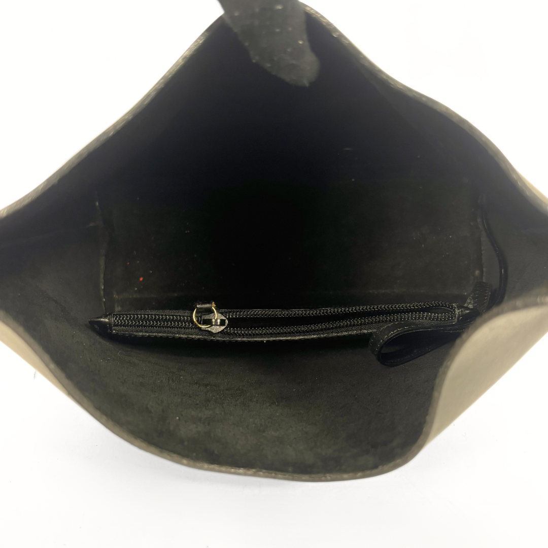 Gucci vintage black leather hobo hag with a dark wood bamboo top handle and gold-tone hardware: INSIDE